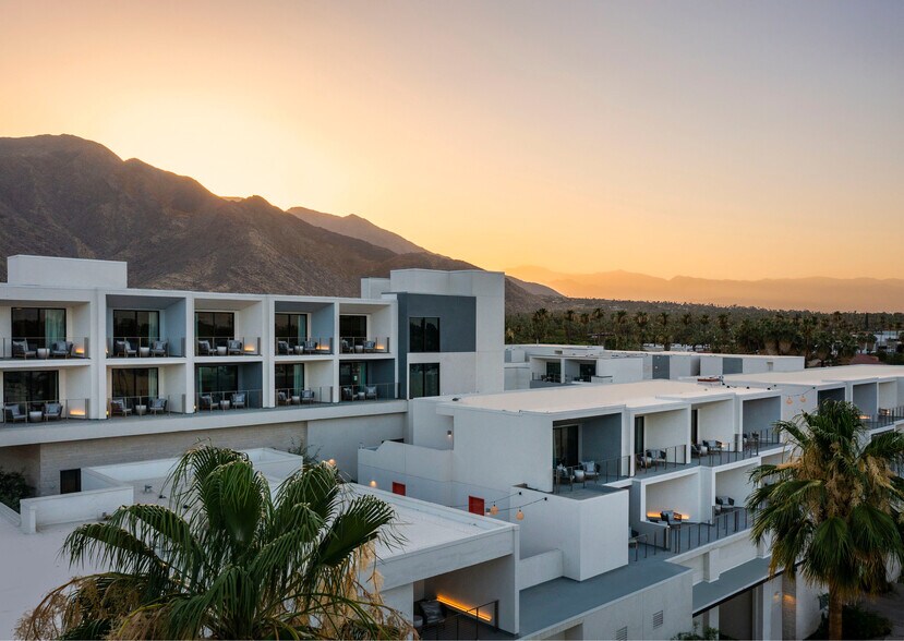 414-476 N Palm Canyon Dr, Palm Springs, CA à louer - Photo de l’immeuble – Image 3 sur 4