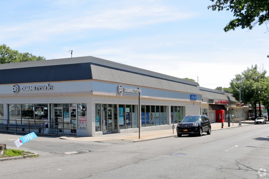 24946 Horace Harding Expy, Douglaston, NY à vendre - Photo de l’immeuble – Image 2 sur 9