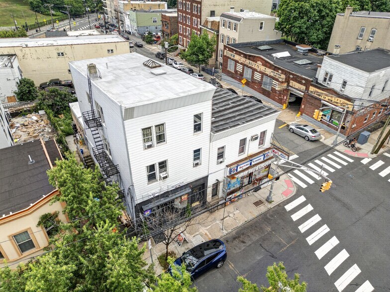 154 Chestnut Ave, Jersey City, NJ à vendre - Photo de l’immeuble – Image 2 sur 43