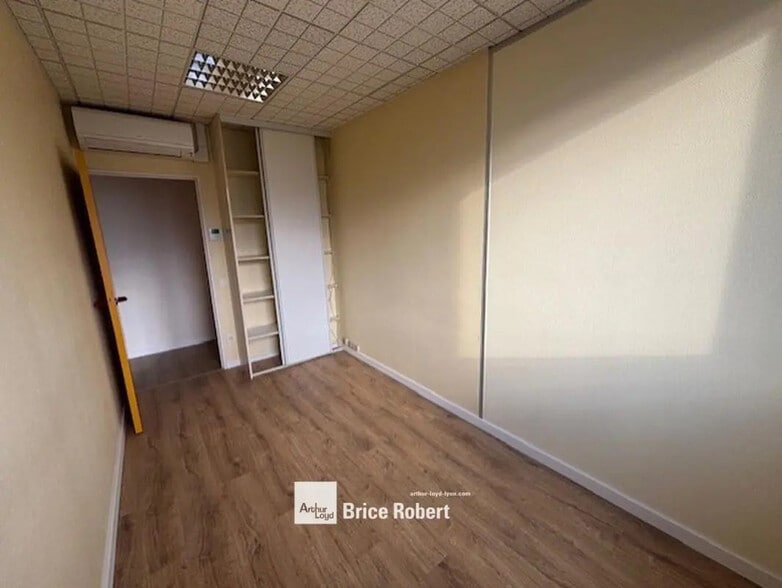 13 Bis Rue Louis Saulnier, Meyzieu à louer - Photo de l’immeuble – Image 2 sur 9