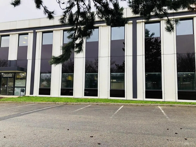 Local d’activités dans Cergy à louer - Photo de l’immeuble – Image 1 sur 18