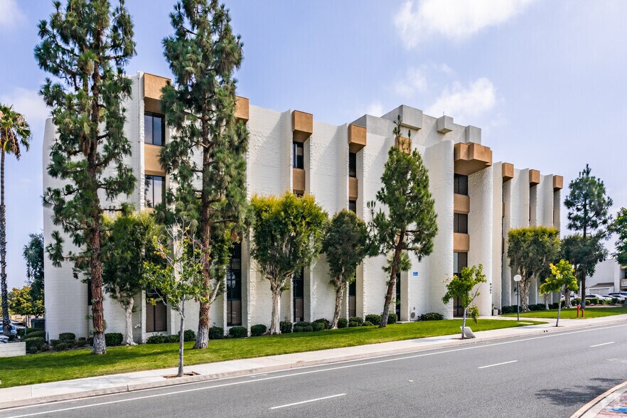 5451 La Palma Ave, La Palma, CA à louer - Photo principale – Image 1 sur 6