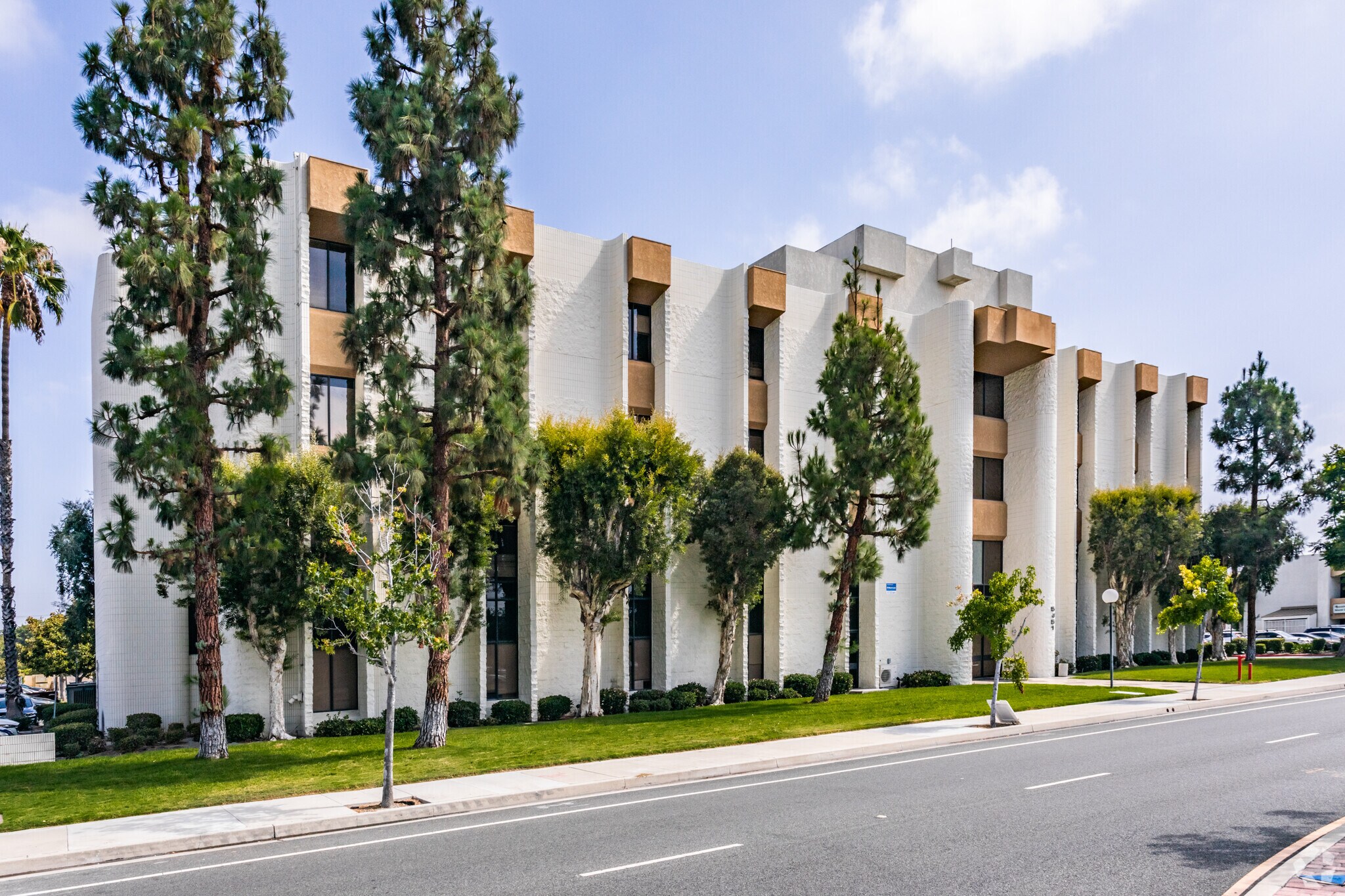 5451 La Palma Ave, La Palma, CA à louer Photo principale– Image 1 sur 7