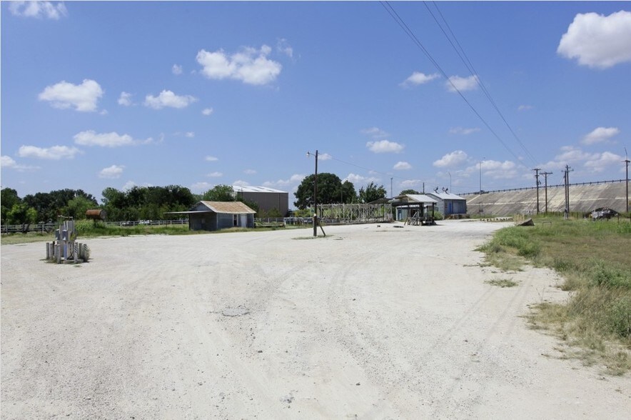 541 Us-90 Hwy, Hondo, TX à louer - Photo de l’immeuble – Image 3 sur 3
