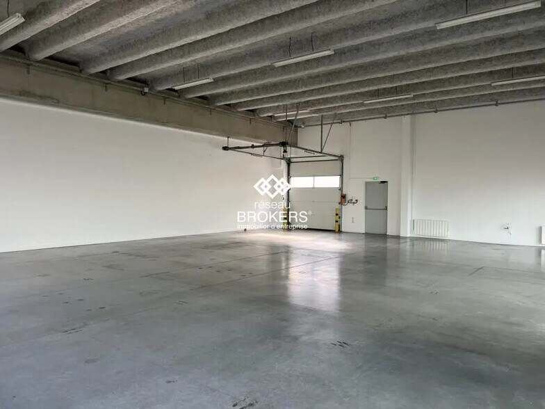 Local d’activités dans Saint-Priest à louer - Photo de l’immeuble – Image 1 sur 3