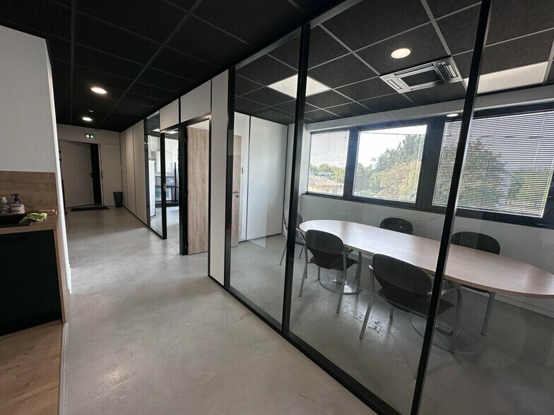 Bureau dans Artigues-près-Bordeaux à vendre - Photo de l’immeuble – Image 1 sur 7