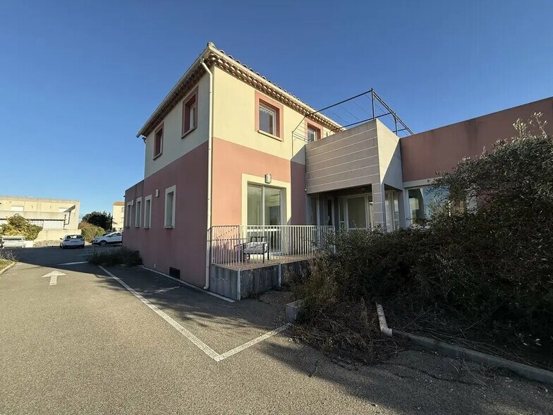 Local d'activités dans Le Pontet à vendre - Photo de l’immeuble – Image 3 sur 8