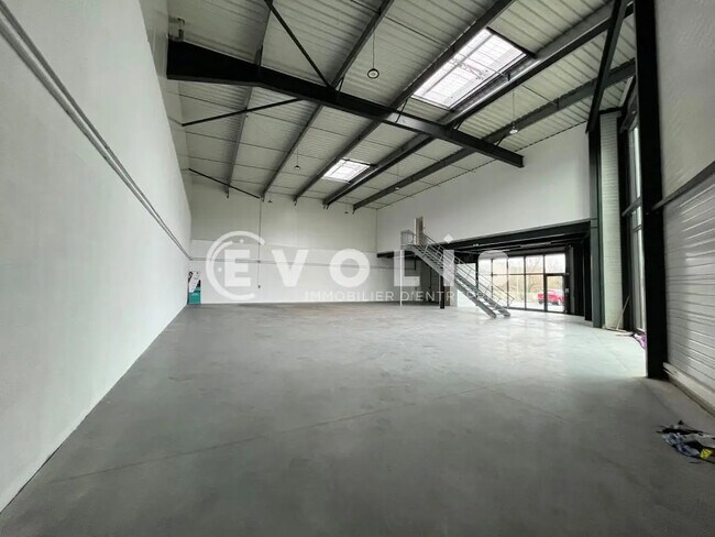 Plus de détails pour 24 Rue Newton, Tresses - Bureau, Local d'activités à louer