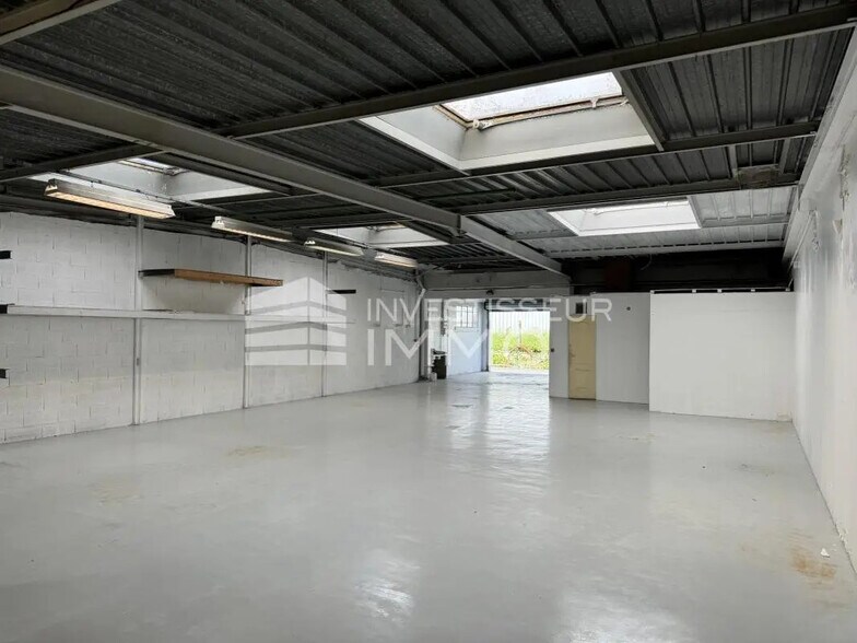 Local d’activités dans Vaux-le-Pénil à louer - Photo de l’immeuble – Image 1 sur 3