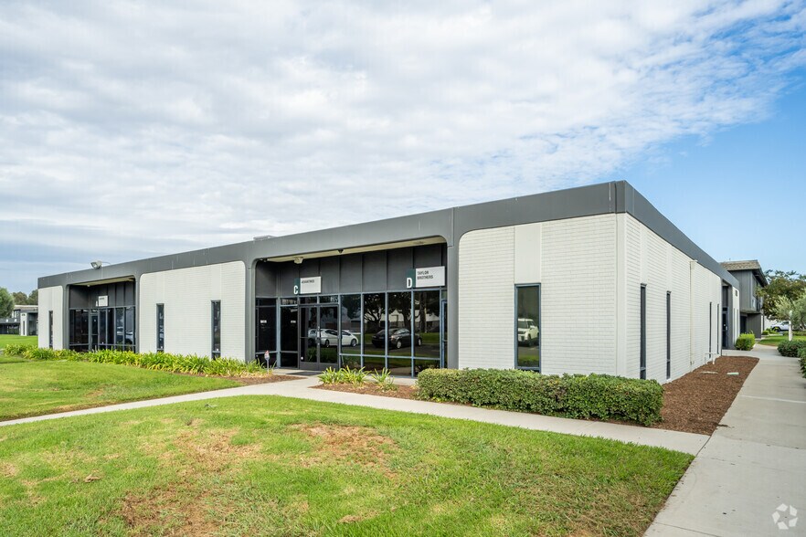 17981 Sky Park Cir, Irvine, CA à louer - Photo de l’immeuble – Image 3 sur 4