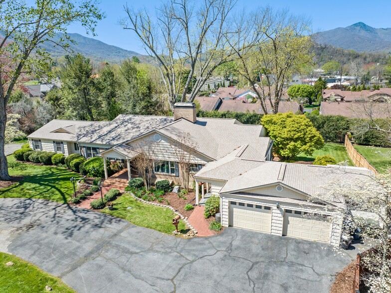 142 Country Club Dr, Waynesville, NC à vendre - Photo de l’immeuble – Image 2 sur 48