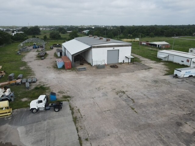726 Highland Park Dr, Clute, TX à louer - Photo de l’immeuble – Image 2 sur 8