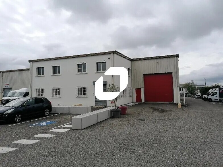 33 Avenue Des Frères Montgolfier, Chassieu à louer - Photo de l’immeuble – Image 1 sur 11