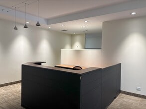 630 6th Ave SW, Calgary, AB à louer Photo intérieure– Image 2 sur 4