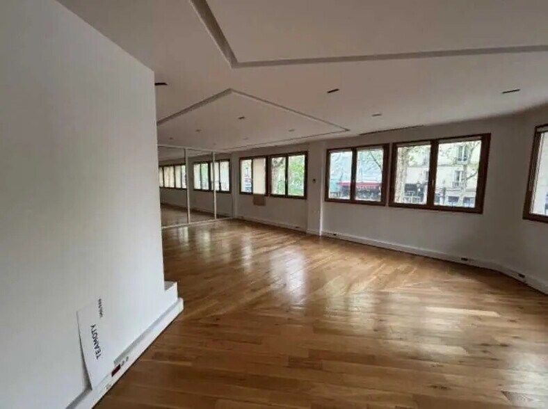 96 Boulevard Barbès, Paris à louer - Photo de l’immeuble – Image 2 sur 6