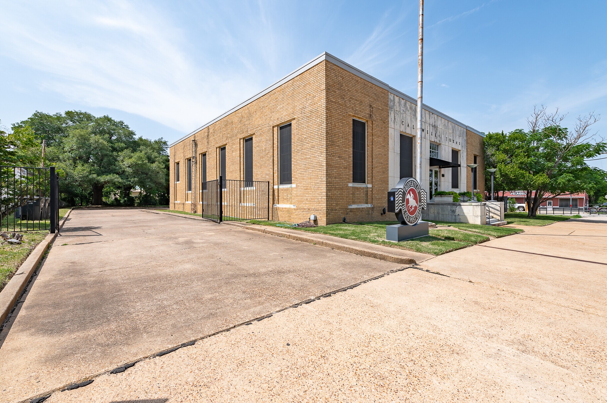 102 W Fox St, Caldwell, TX à vendre Photo de l’immeuble– Image 1 sur 37