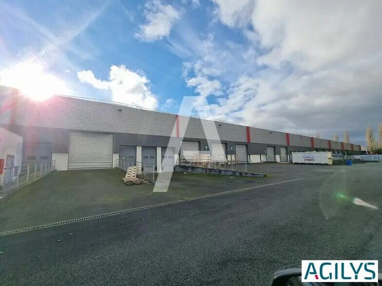 Industriel/Logistique dans à louer - Photo de l’immeuble – Image 2 sur 11