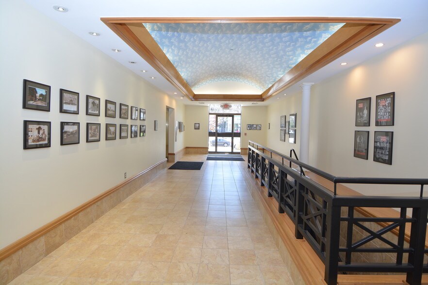 225 N Main St, Bristol, CT à louer - Hall d’entrée – Image 2 sur 6