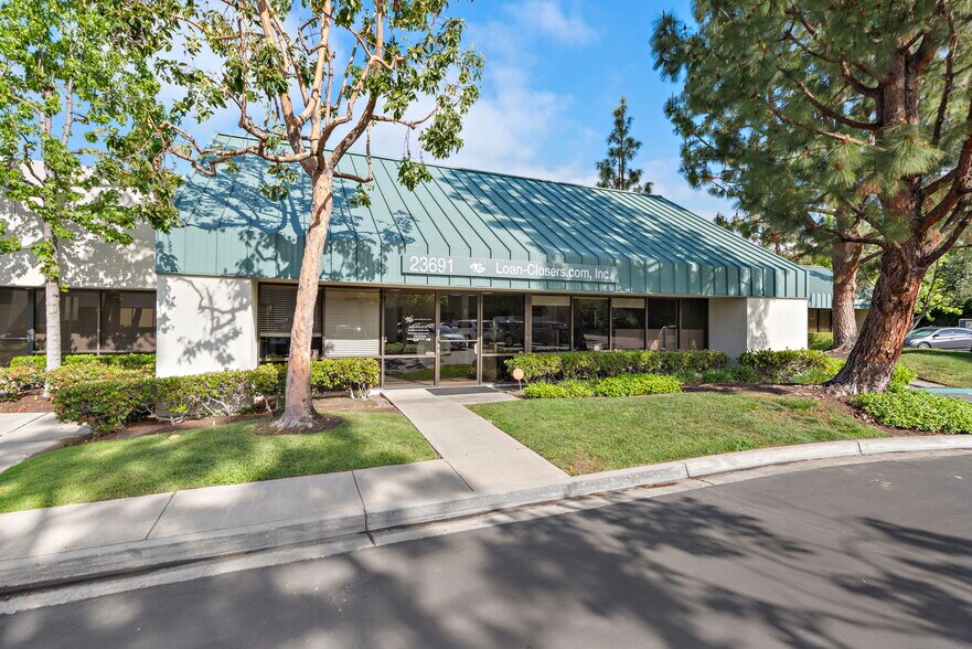 23691 Birtcher Dr, Lake Forest, CA à vendre - Photo de l’immeuble – Image 2 sur 13