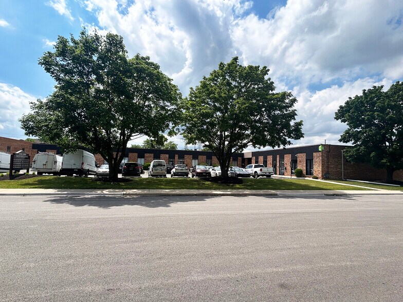 400-490 Bonnie Ln, Elk Grove Village, IL à louer - Photo de l’immeuble – Image 3 sur 13