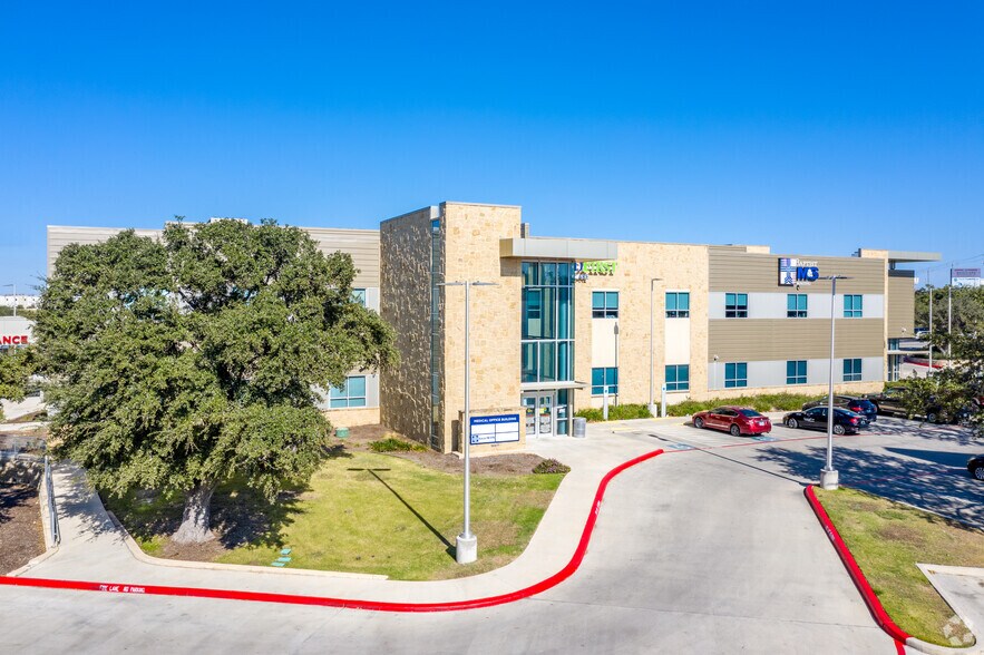 16977 Interstate 35 N, Schertz, TX à louer - Photo de l’immeuble – Image 2 sur 5