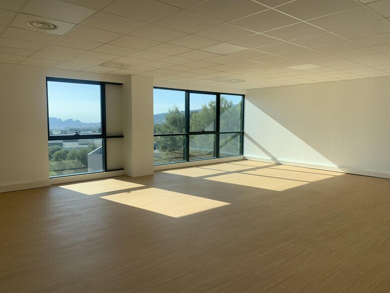 Bureau dans LA CIOTAT à louer - Photo de l’immeuble – Image 2 sur 4