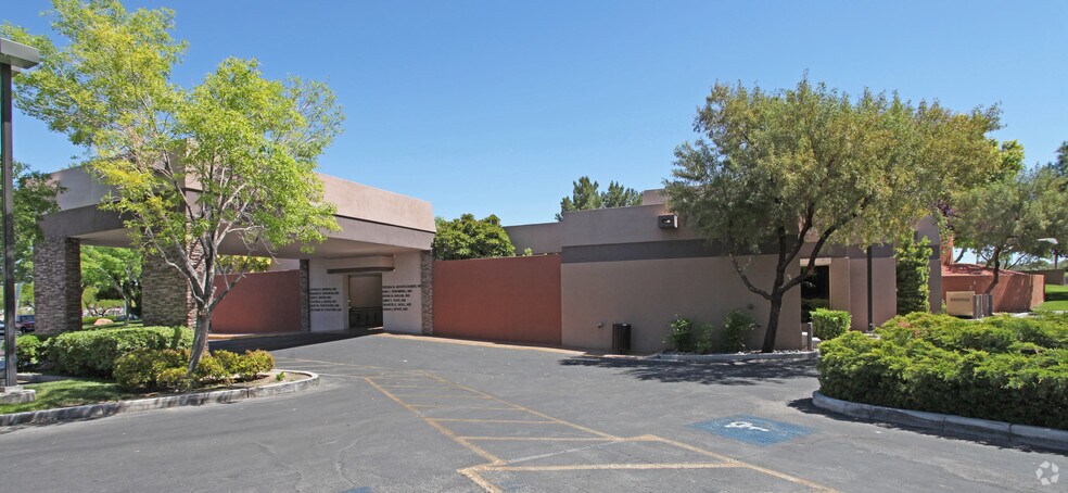 3575 Pecos Mcleod Rd, Las Vegas, NV à vendre - Photo principale – Image 2 sur 32