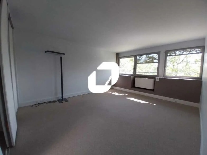 Bureau dans Le Mesnil-Saint-Denis à louer - Photo de l’immeuble – Image 3 sur 12