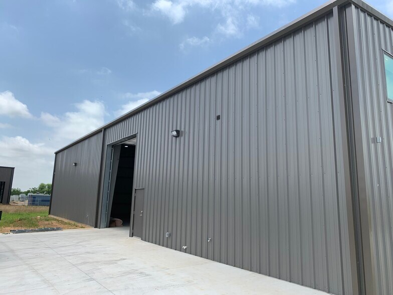 1115 jc lane, Pilot Point, TX à louer - Photo de l’immeuble – Image 3 sur 14