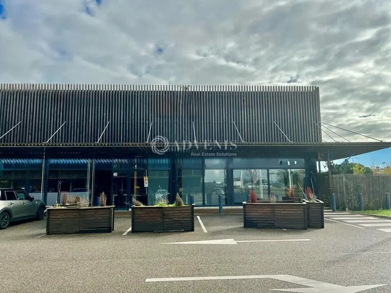 Local commercial dans Saint-Bonnet-de-Mure à louer - Photo de l’immeuble – Image 1 sur 5