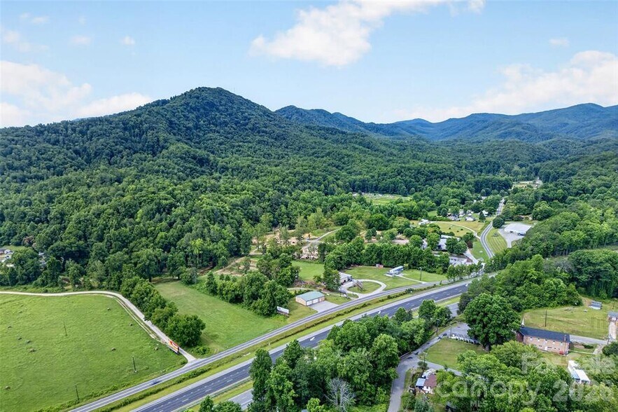 533 Catawba River Rd, Old Fort, NC à vendre - Photo de l’immeuble – Image 2 sur 15