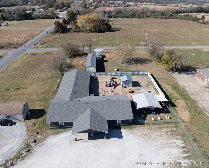 1104 Campbell Rd, Warner, OK à vendre - Photo de l’immeuble – Image 3 sur 24