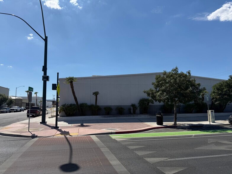 1220 S Commerce St, Las Vegas, NV à louer - Photo de l’immeuble – Image 3 sur 5