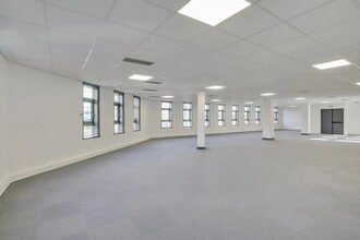 8 Rue Eugène Et Armand Peugeot, Rueil-Malmaison à louer Photo intérieure– Image 2 sur 5