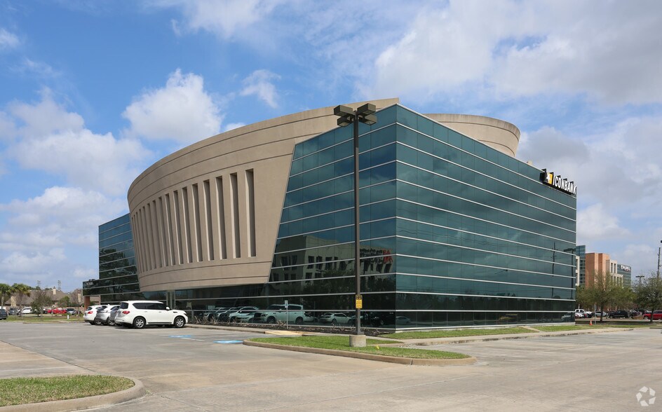 7906 N Sam Houston Pky W, Houston, TX à louer - Photo de l’immeuble – Image 2 sur 3