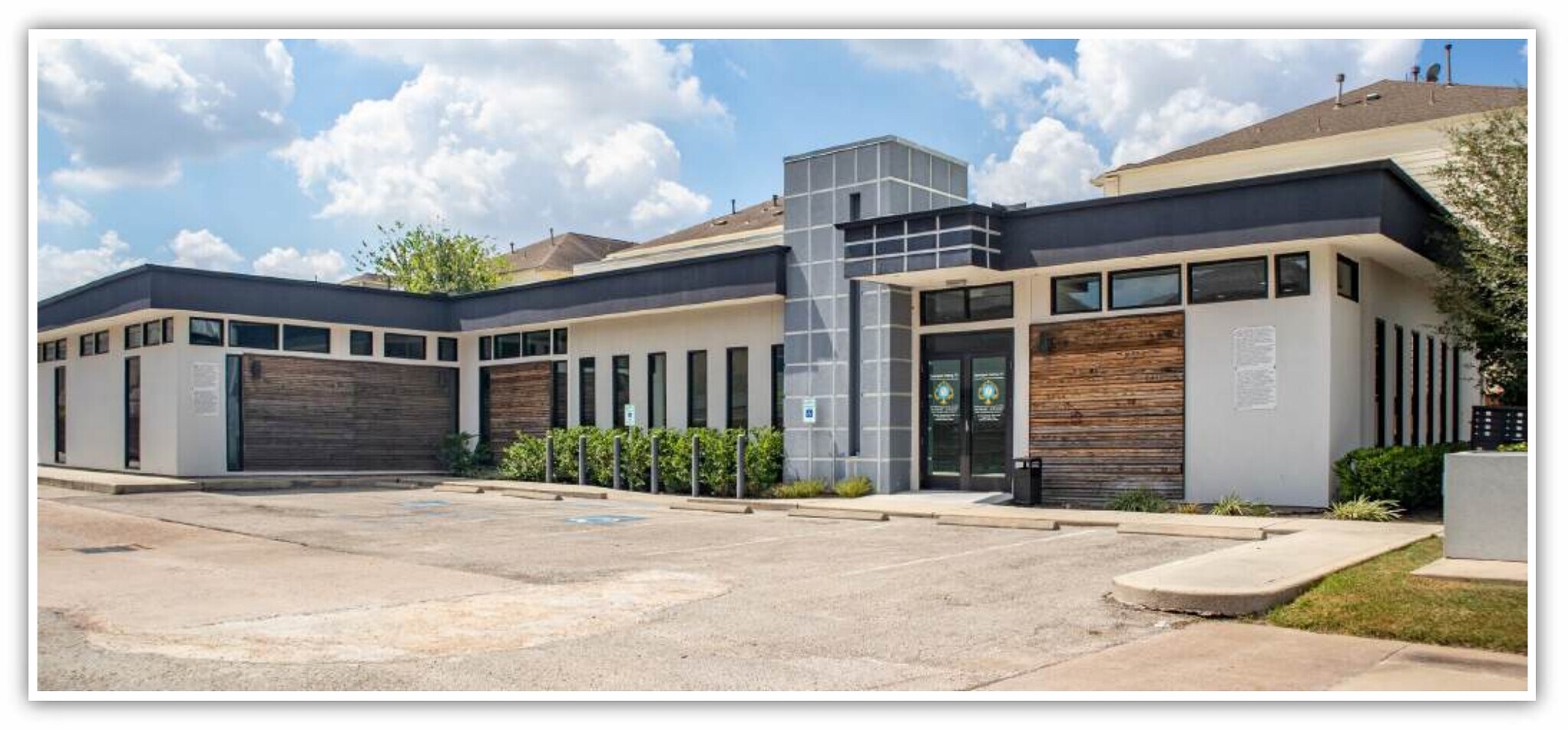 8703 Meadowcroft Dr, Houston, TX à vendre Photo de l’immeuble– Image 1 sur 6