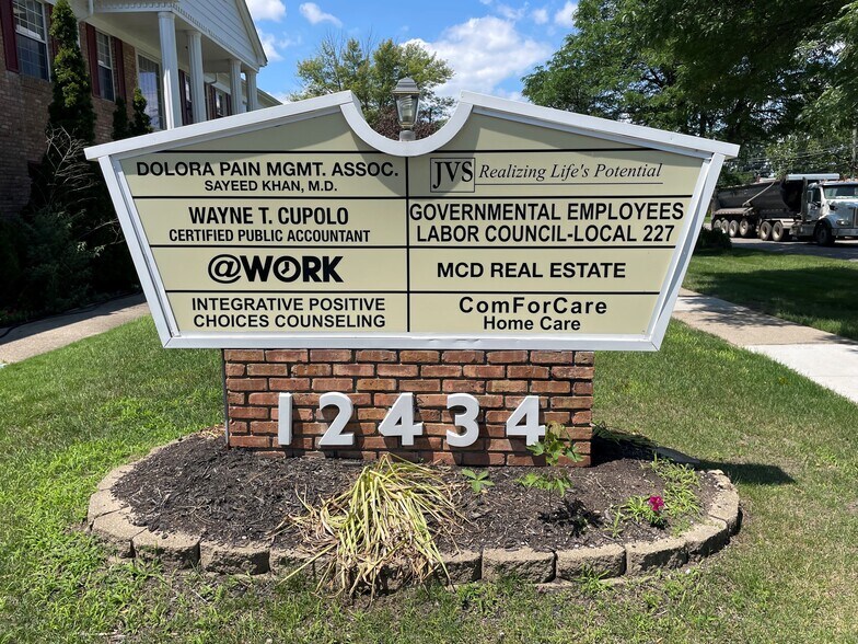 12434 E 12 Mile Rd, Warren, MI à louer - Photo de l’immeuble – Image 2 sur 6