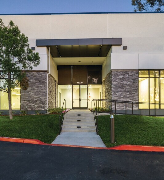 16200-16220 Carmenita Rd, Cerritos, CA à louer - Photo de l’immeuble – Image 2 sur 8