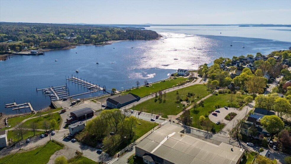 1 Miller St, Belfast, ME à vendre - Photo principale – Image 1 sur 18