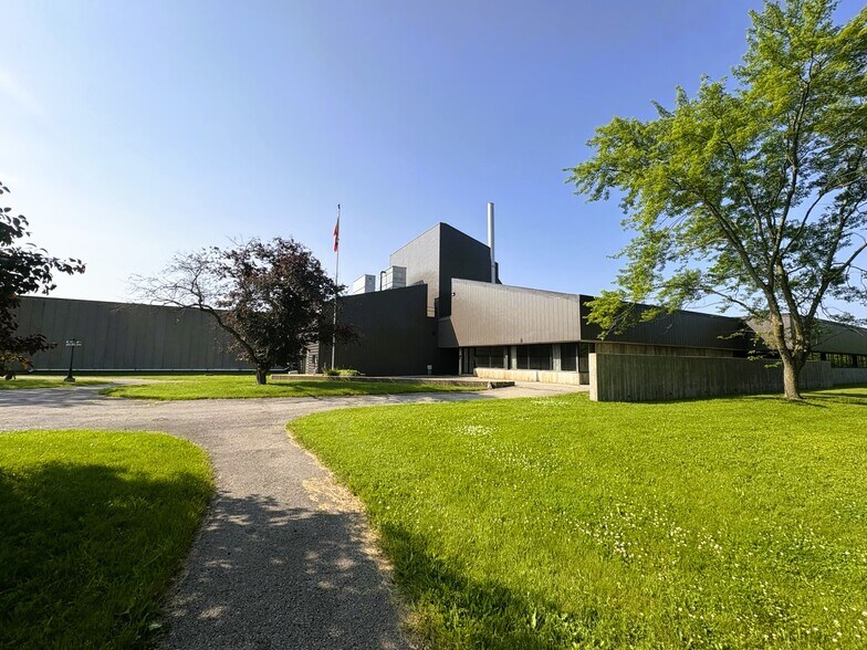 8 Douglas Rd, Quinte West, ON à louer - Photo de l’immeuble – Image 2 sur 5