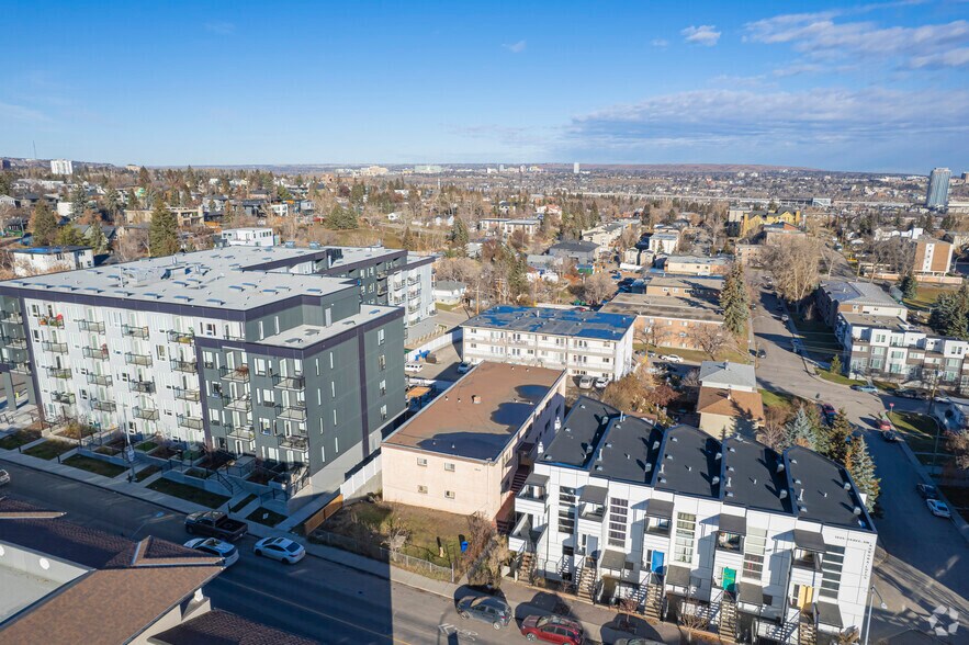 1812 26th Ave SW, Calgary, AB à vendre - Aérien – Image 3 sur 11