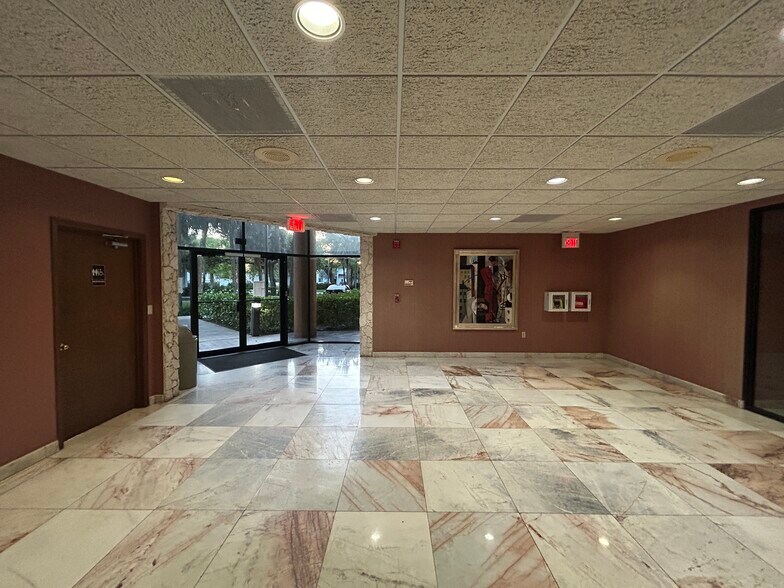 300 Lock Rd, Deerfield Beach, FL à louer - Hall d’entrée – Image 2 sur 15