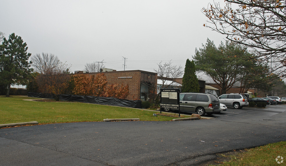 49 Sherwood Ter, Lake Bluff, IL à vendre - Photo de l’immeuble – Image 2 sur 4