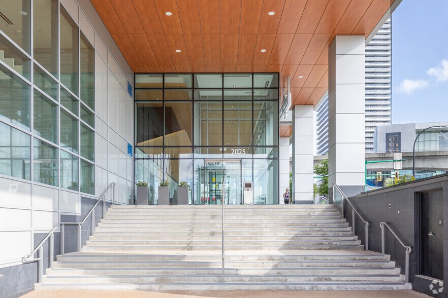 4402 Skyline Dr, Burnaby, BC à louer - Photo de l’immeuble – Image 2 sur 8