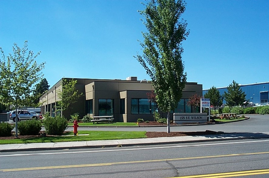 1375 SE Wilson Ave, Bend, OR à louer - Photo de l’immeuble – Image 2 sur 7