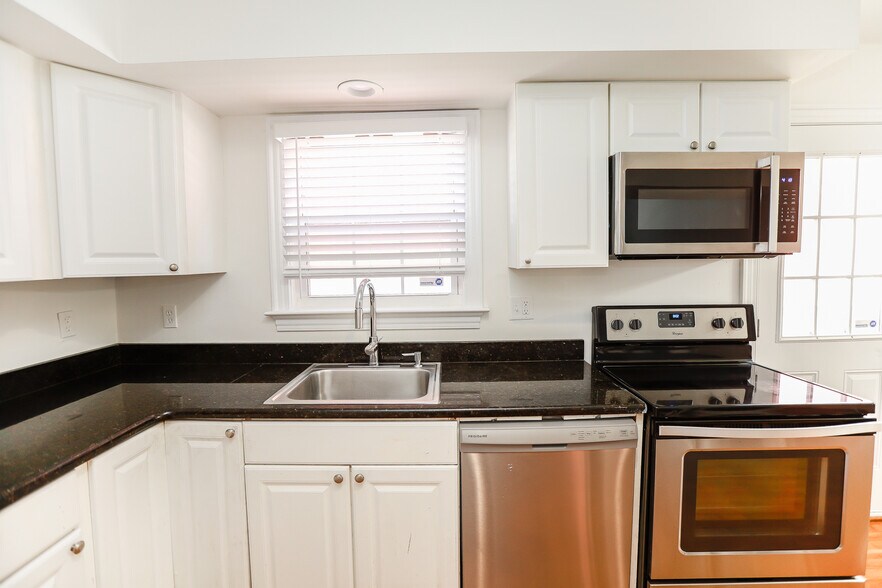 831 W Ocean View Ave, Norfolk, VA à vendre - Photo intérieure – Image 3 sur 22