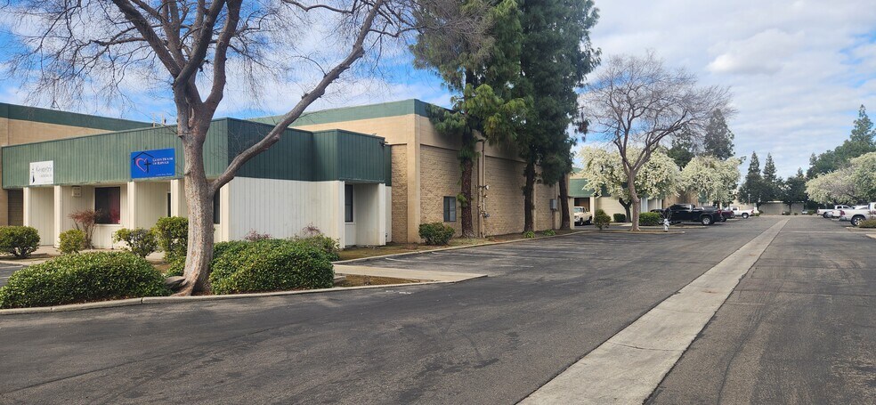 5744 E Shields Ave, Fresno, CA à louer - Photo de l’immeuble – Image 3 sur 3