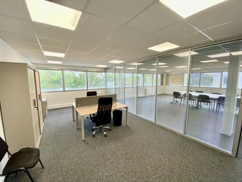 5 Rue Edison, Bron à louer - Photo de l’immeuble – Image 3 sur 4