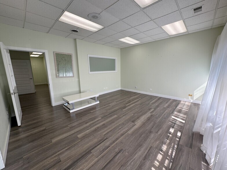939 N Plum Grove Rd, Schaumburg, IL à louer - Photo de l’immeuble – Image 3 sur 16