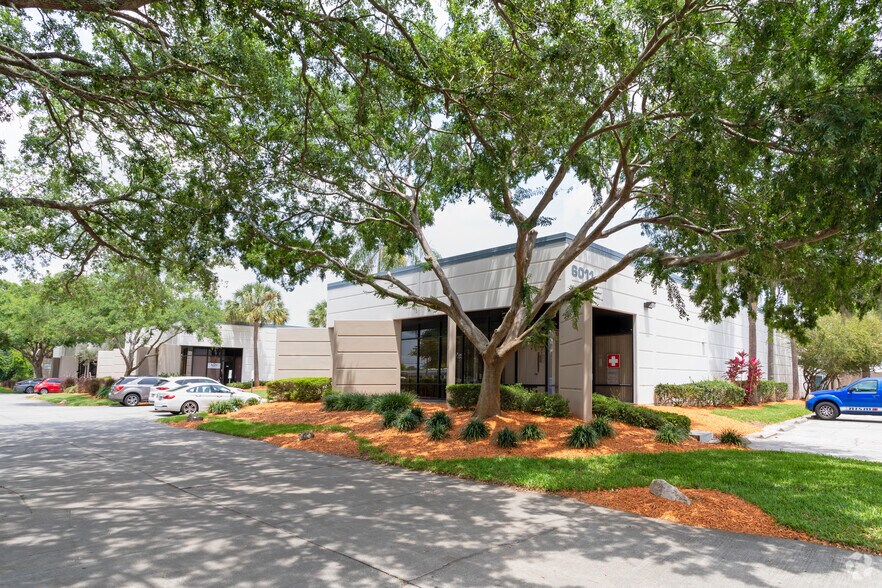 6011 Benjamin Rd, Tampa, FL à louer - Photo principale – Image 1 sur 22
